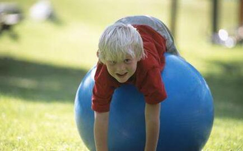 通过培养幼儿自立能力和责任感，帮助幼儿锻炼意志力